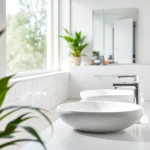 Ein stilvolles sonni sanitär Badezimmer mit eleganten Armaturen und einem minimalistischen Design.